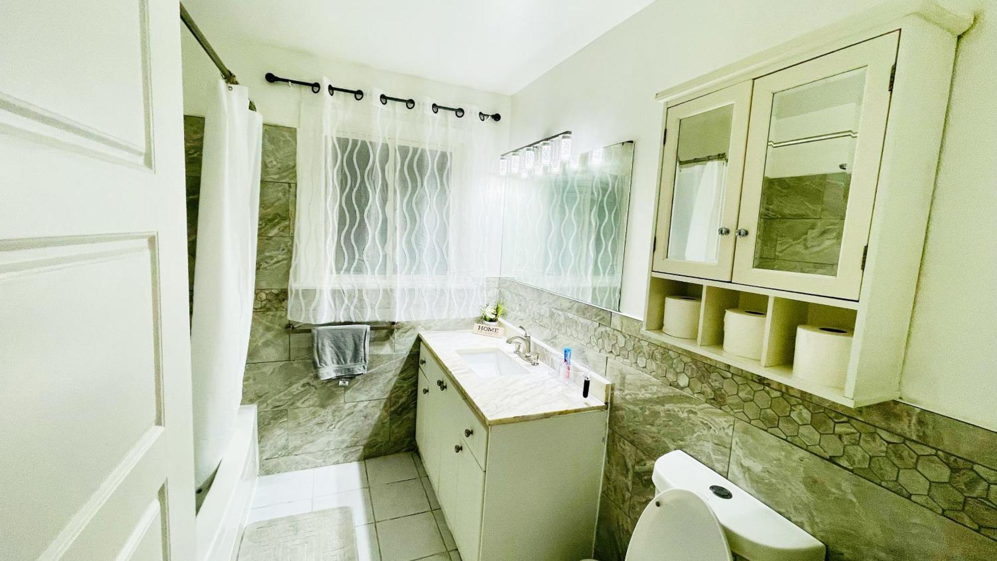 Cozy 10 Mins From Airport With Free Parking *