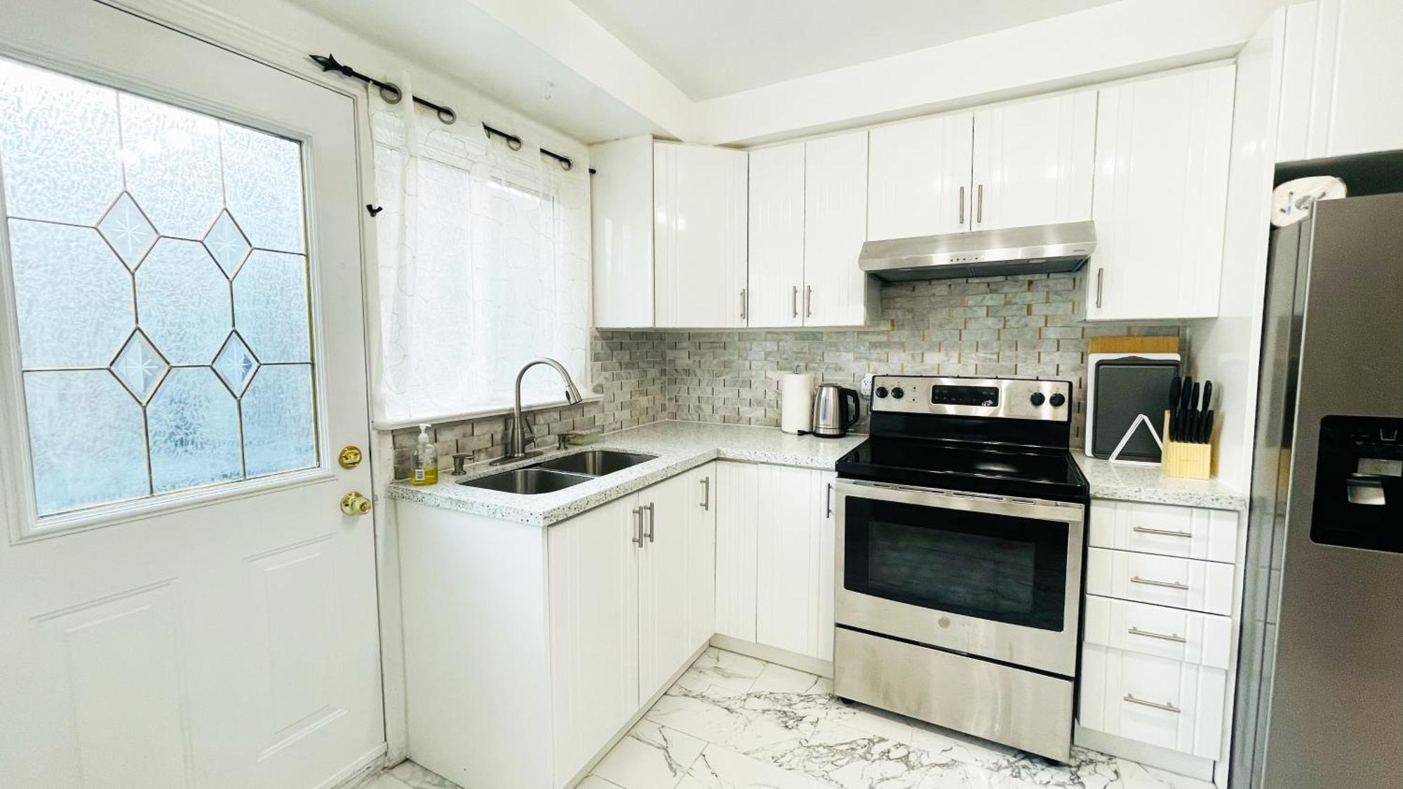 Cozy 10 Mins From Airport With Free Parking Apartment