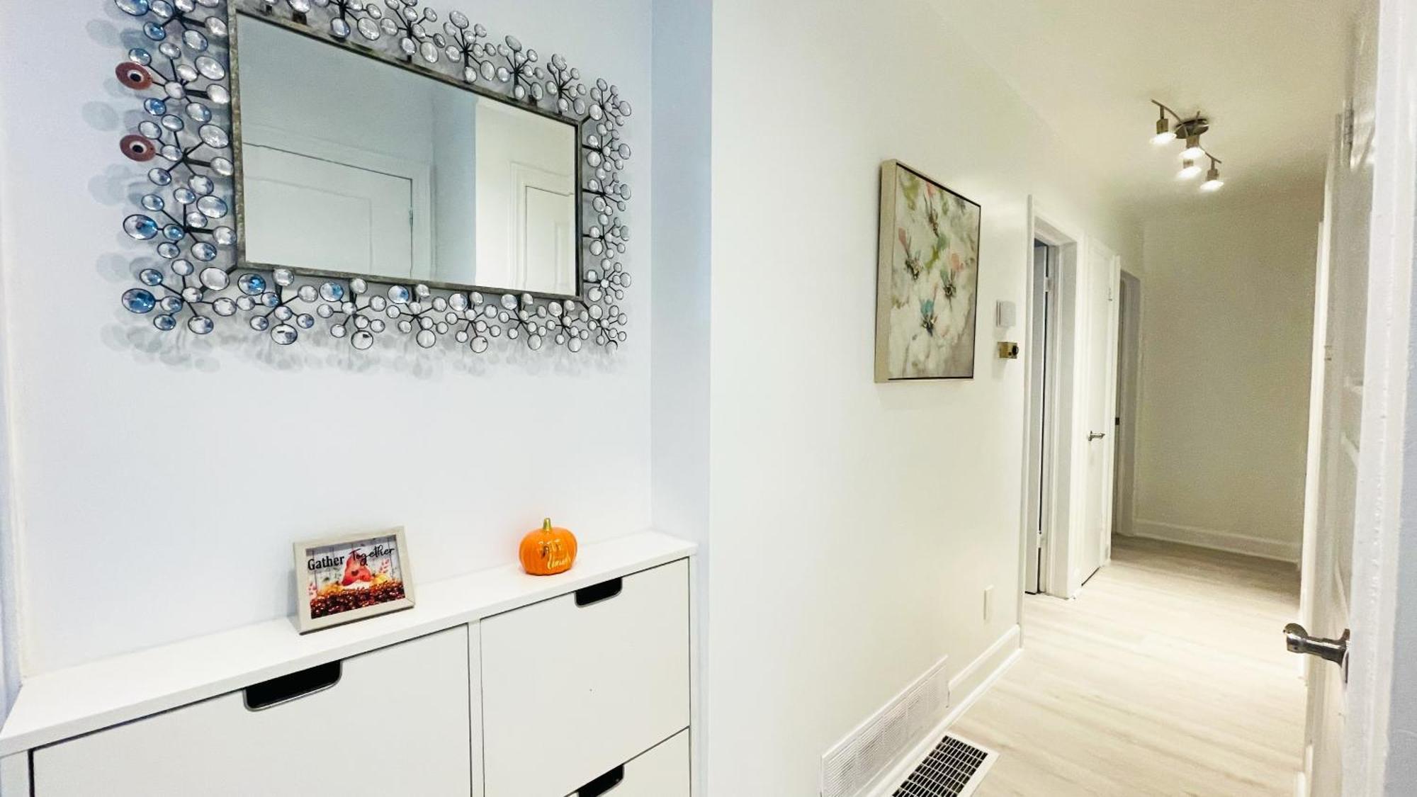 Cozy 10 Mins From Airport With Free Parking Apartment