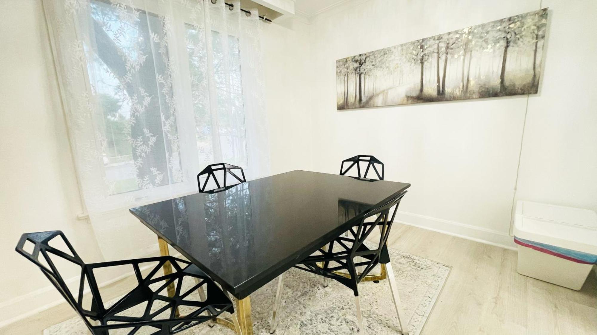 Cozy 10 Mins From Airport With Free Parking * Toronto