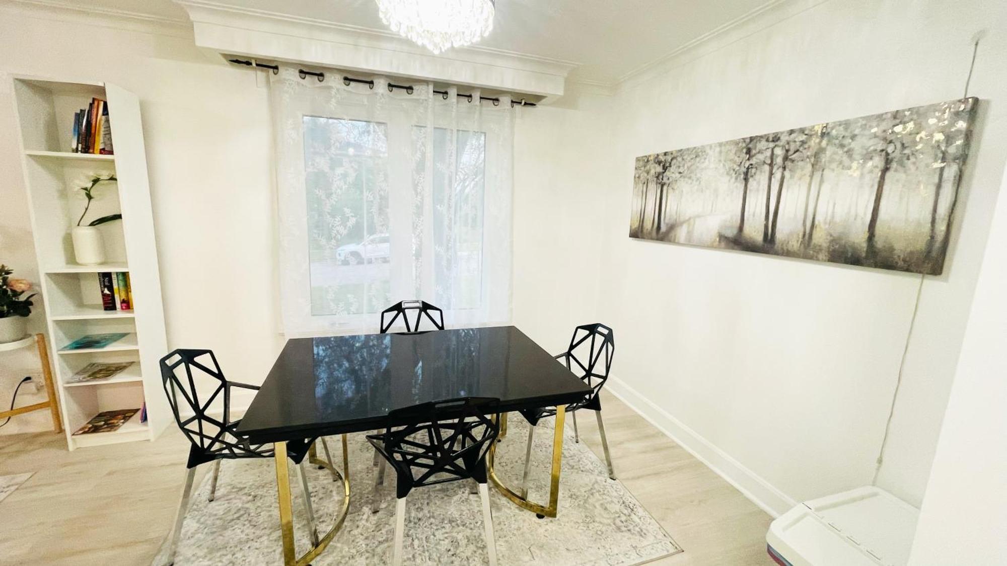 Cozy 10 Mins From Airport With Free Parking Apartment