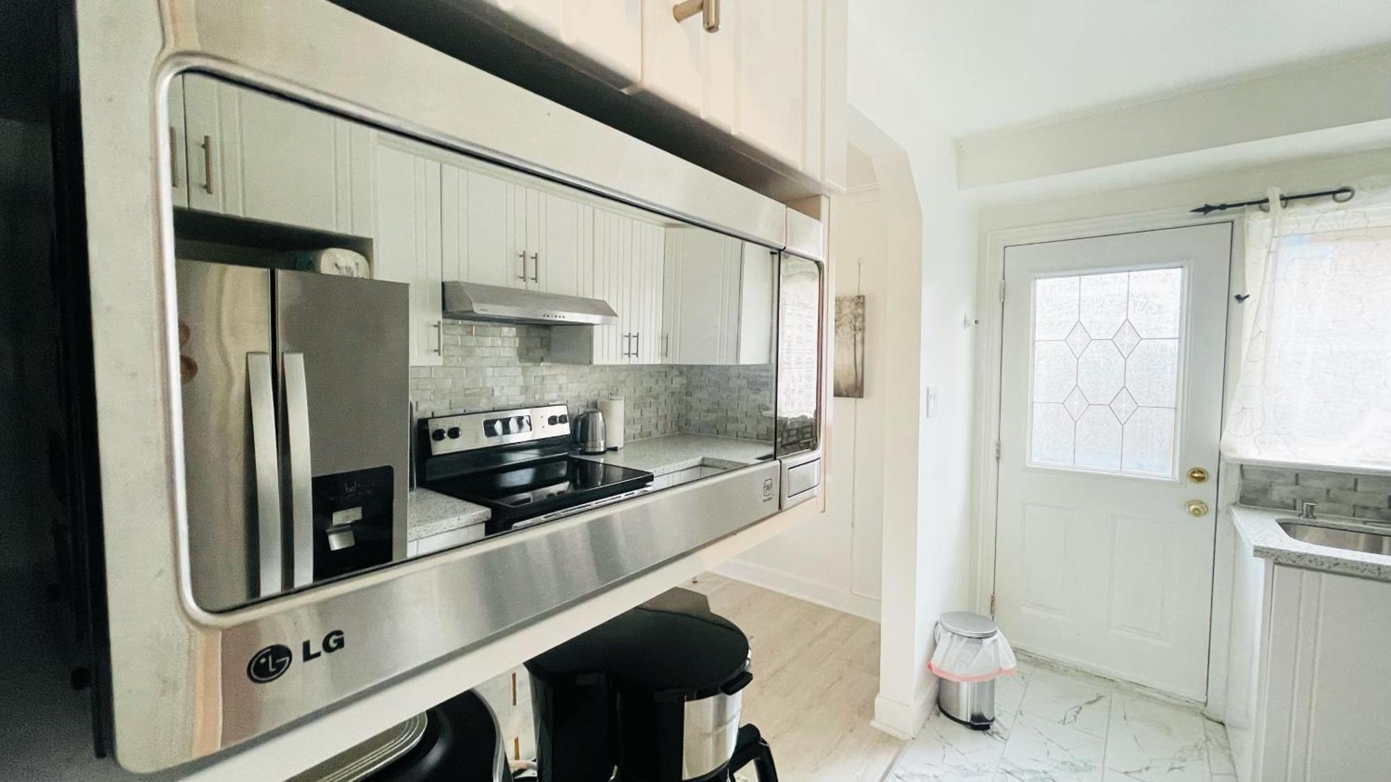 Cozy 10 Mins From Airport With Free Parking * Toronto