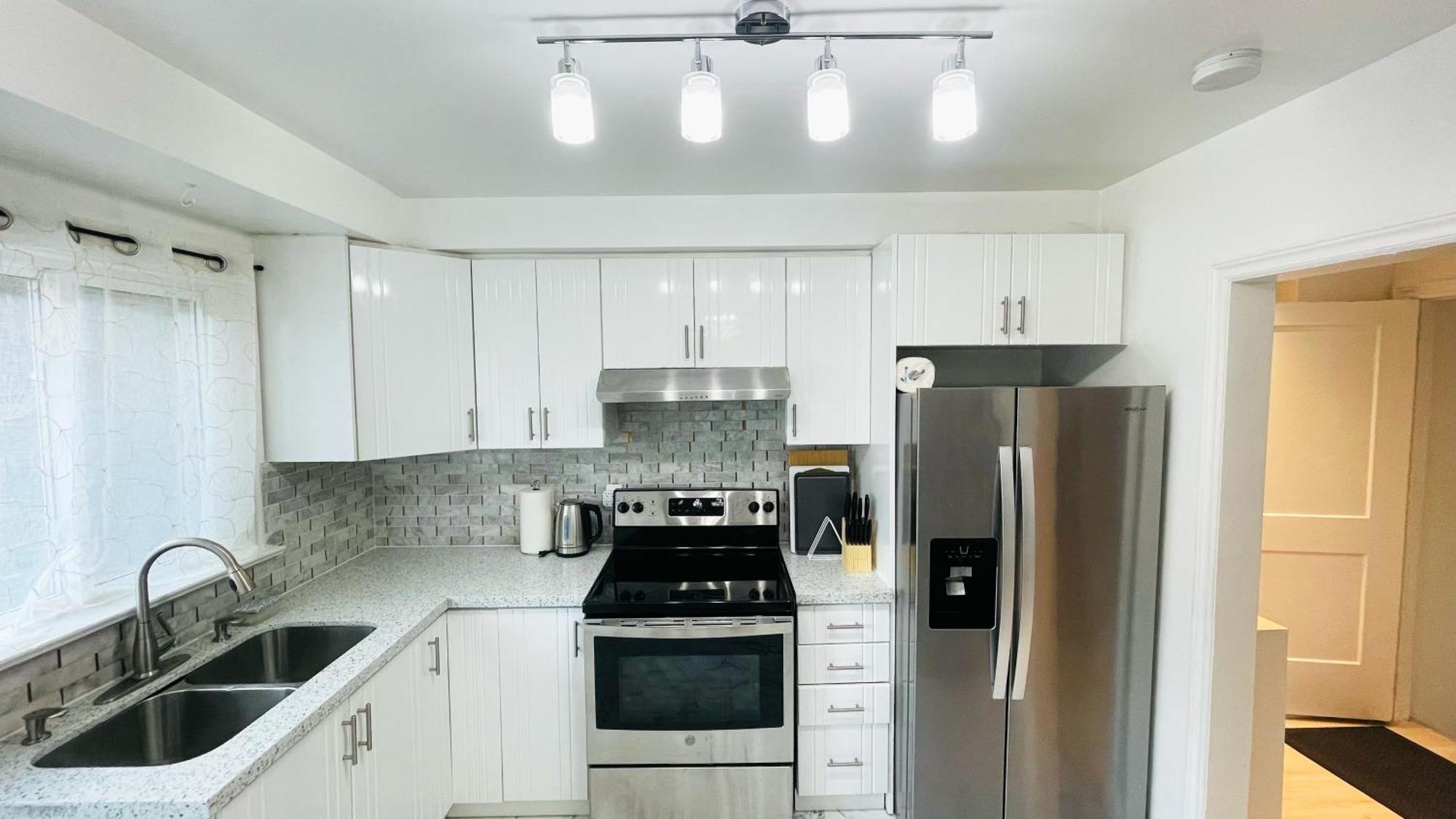 Cozy 10 Mins From Airport With Free Parking Apartment