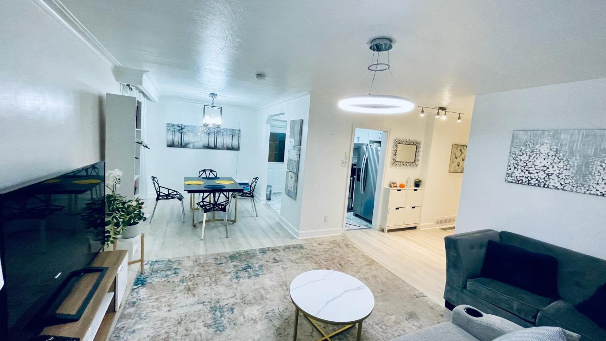 Cozy 10 Mins From Airport With Free Parking Toronto