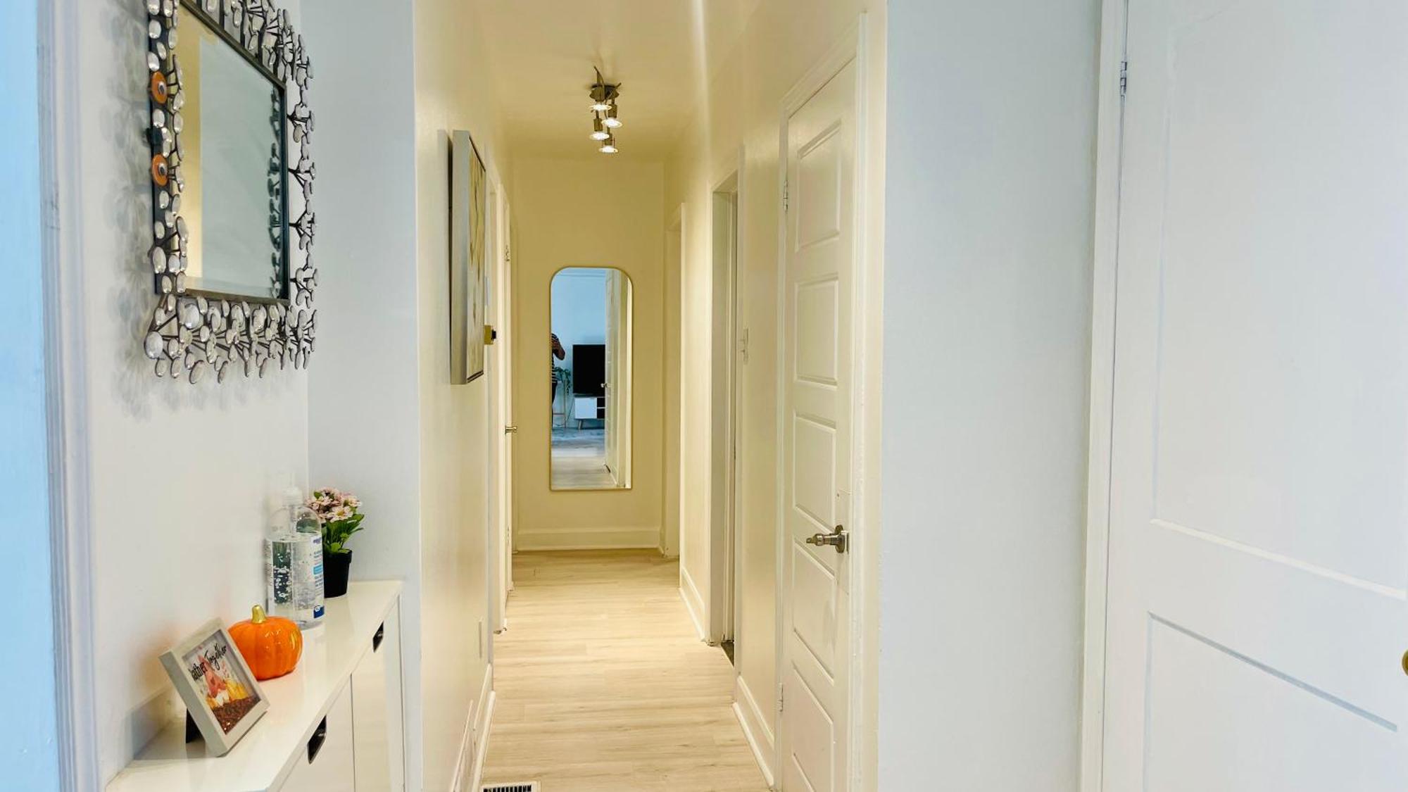 Cozy 10 Mins From Airport With Free Parking * Toronto