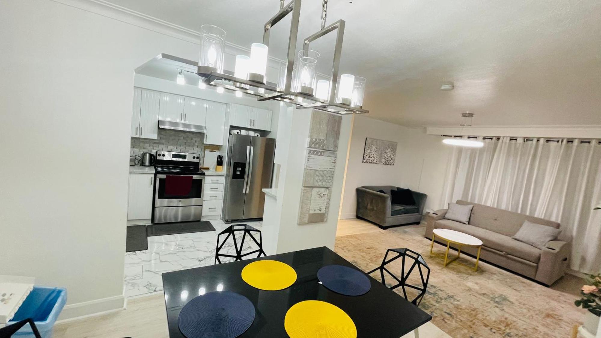 Cozy 10 Mins From Airport With Free Parking Apartment *
