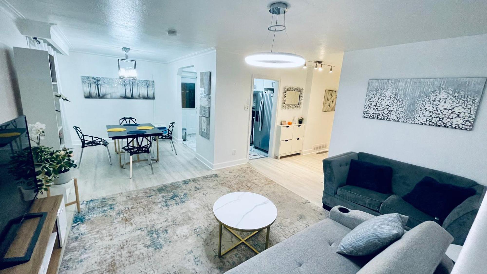Cozy 10 Mins From Airport With Free Parking * Toronto